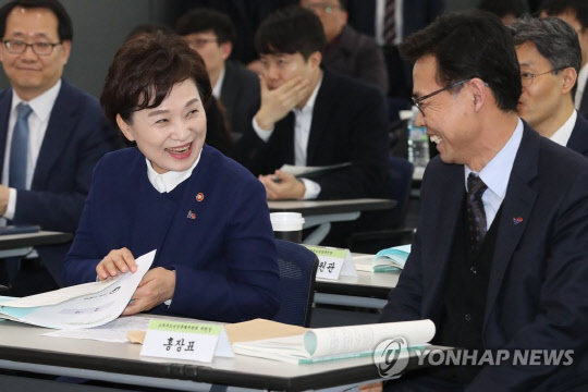 김현미 국토교통부 장관(왼쪽)이 2019년 2월 26일 오후 서울 종로구 서울글로벌센터에서 열린 소득주도성장특별위원회 연속토론회 '포용국가로 한걸음 더, 주거비 경감 및 주거복지 확대'에서 홍장표 소득주도성장특별위원회 위원장과 대화하고 있다.<사진: 연합뉴스>